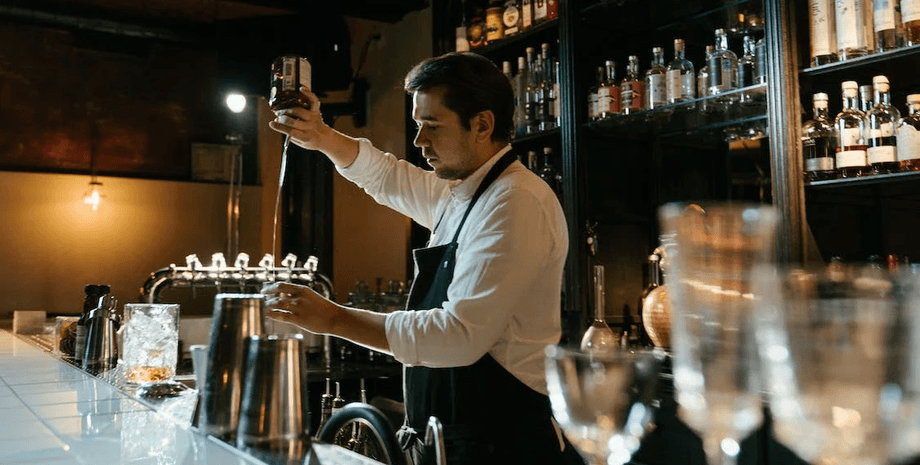 Бармен, бар, паб, худший паб, три худших бара Великобритании, статистика, отзывы в сети, оценка заведения, недовольные клиенты