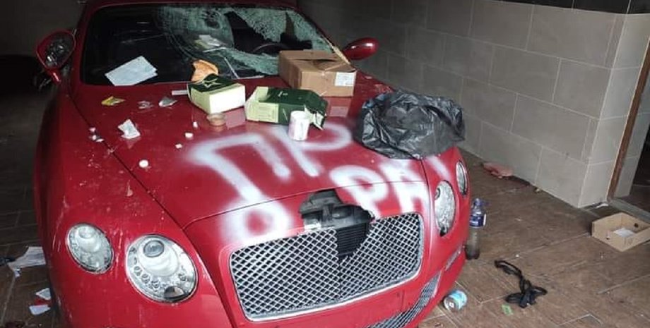 Bentley Continental GT, Tesla Model 3, Maserati Ghibli, розбиті авто, авто після ДТП, війна з росією, мародери