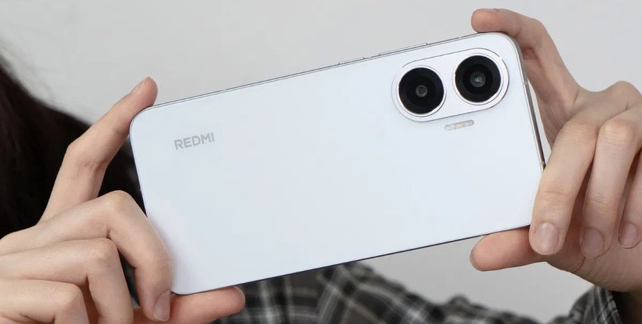 Смартфон Redmi Turbo 4 Pro в руках