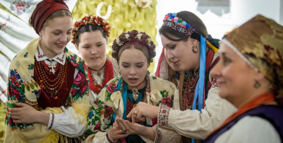 Женщины празднуют Троицу 2025