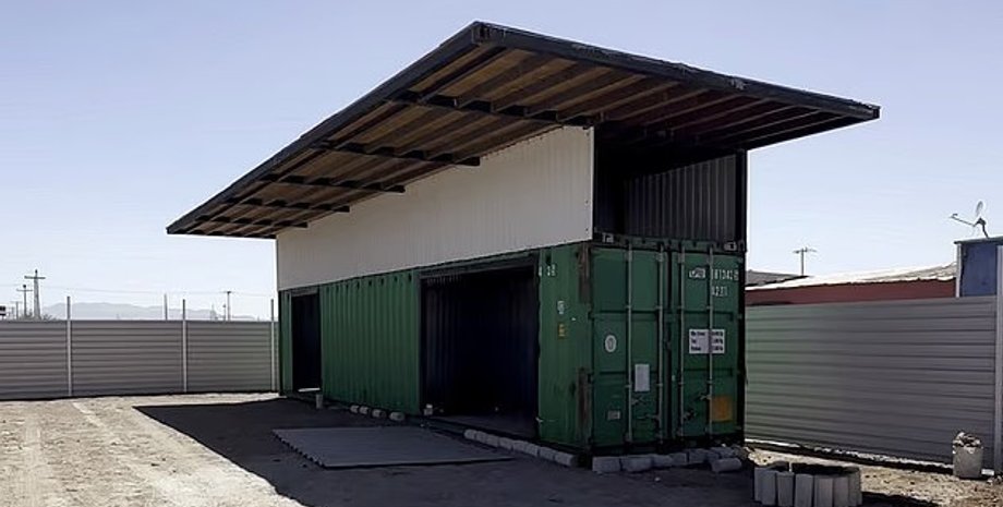 Пара переїхала з орендованого житла до морського контейнера та заощадила