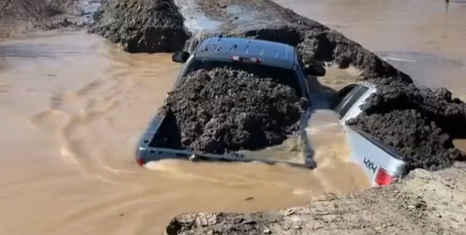 Пикап, Авто, Автомобили, Дамба, США, Видео, Фермеры, Курьезы, Фото, Сад, Чрезвычайные ситуации, Потоп
