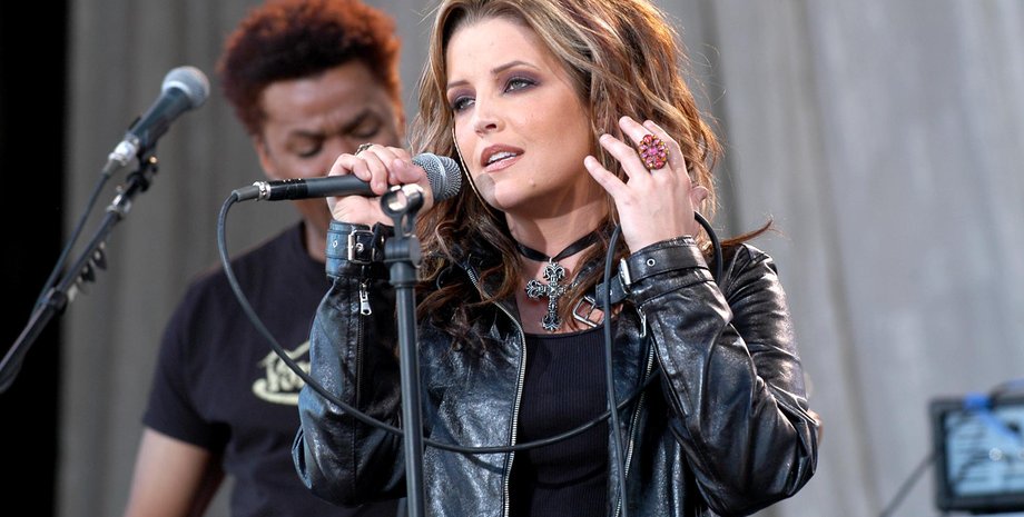 Лиза Мари Пресли, микрофоны, музыкант