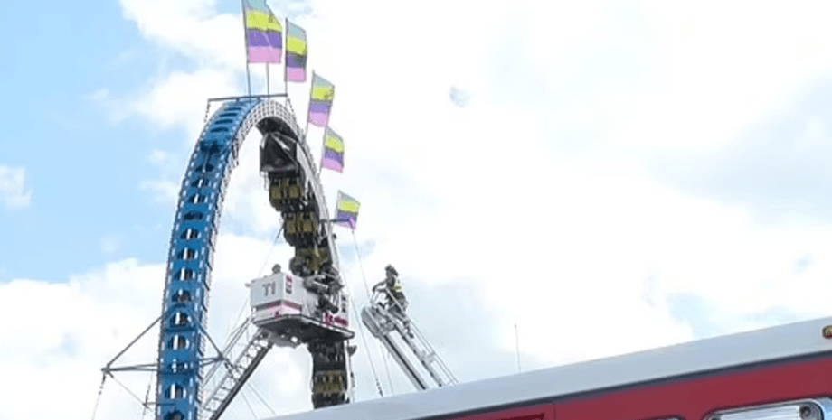 Американские горки, аттракцион, ярмарка, фестиваль, карусель, дети, ловушка, спасатели, пожарные, висели вниз головой