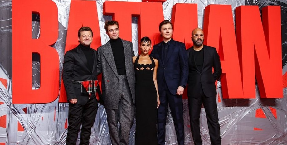(Зліва направо) Енді Серкіс, Роберт Паттінсон, Зої Кравіц, Пол Дано та Джеффрі Райт — актори, що грали у фільмі "Бетмен"