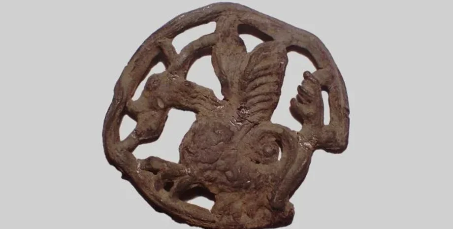 середньовічний значок паломника, кулон-василіск, знахідка, знак паломника, історичні артефакти, середньовічний дорожній талісман, легенди та фольклор, рідкісні історичні знахідки, археологія