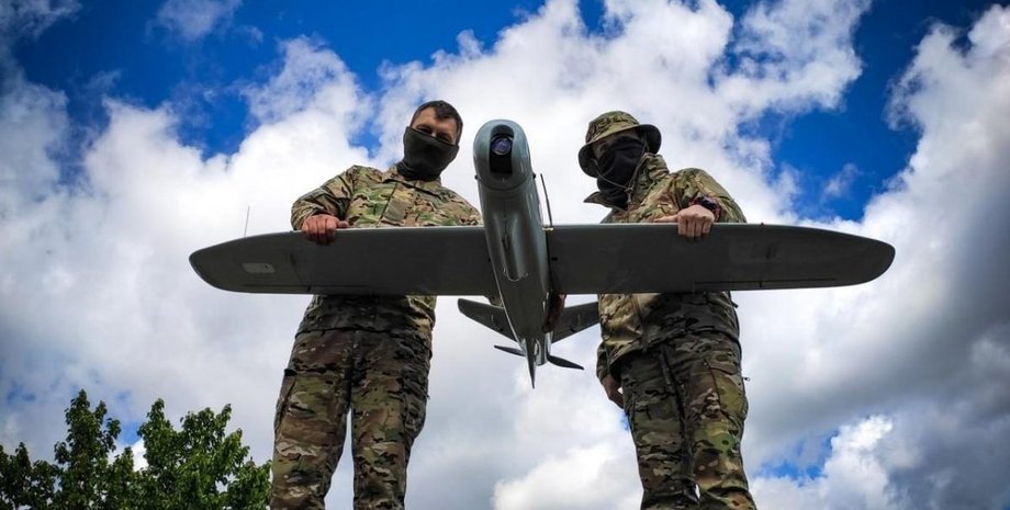 Бойцы Сил обороны держат украинский дрон во время войны в Украине