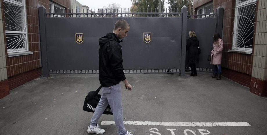 Зображення військовозобовʼязаного чоловіка біля військової частини