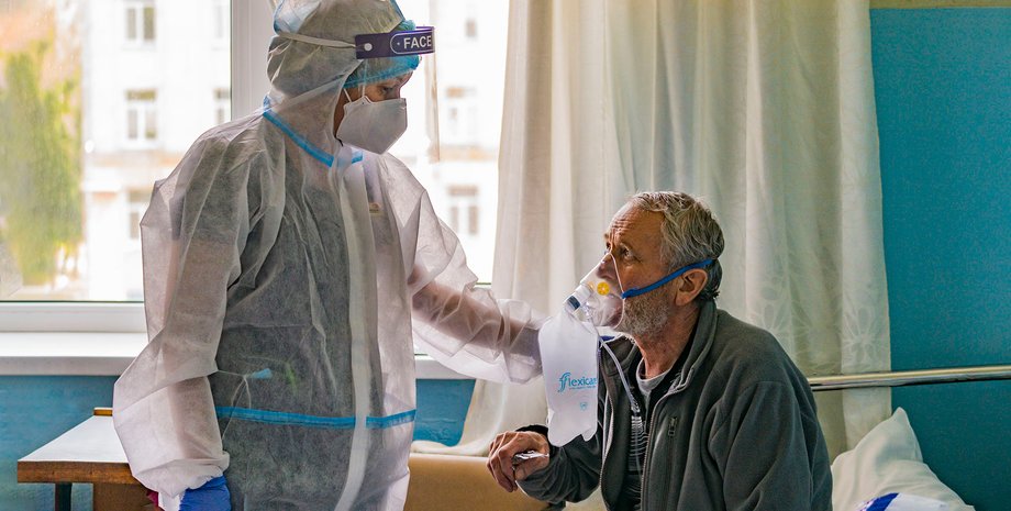 врач и пациент в респираторах