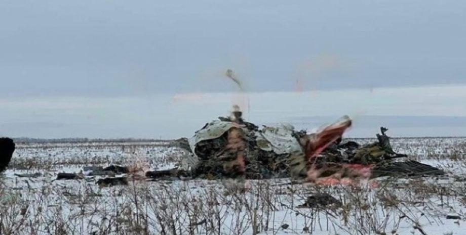 У РФ впав літак Іл-76 — на борту могли бути військовополонені — фото