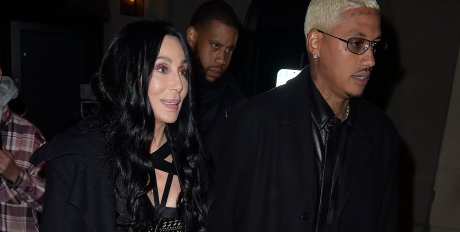 Певица Шер, Шер и бойфренд, молодой парень, помолочнее кольцо, кольцо с бриллиантом,  дорогое кольцо