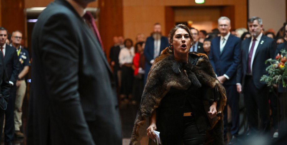 Лидия Торп короля чарльза обвинили в геноциде, лидия торп сенатор, король чарльз в австралии, королева камилла