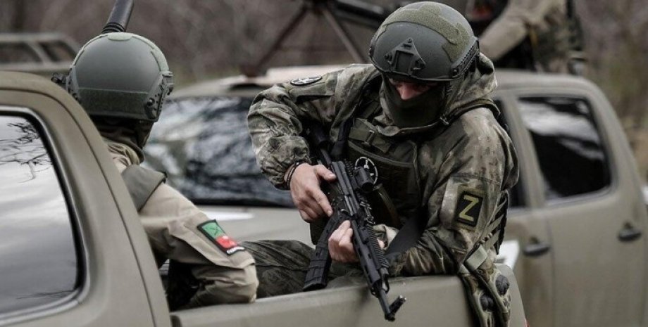 Das russische Militär setzte die Offensive in der Nähe von Oleksandropol, Ockere...