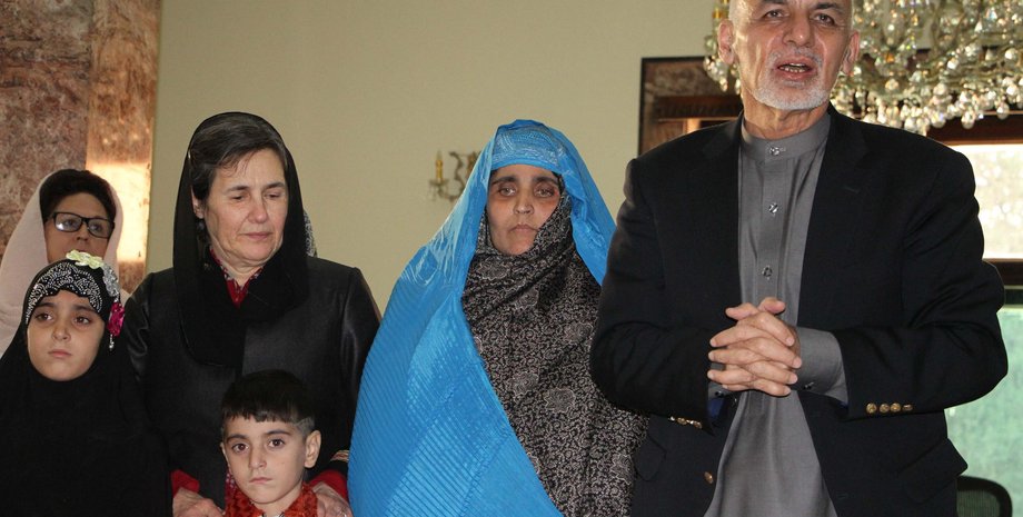 шарбат гулу, дівчина з зеленими очима, афганська дівчина, National Geographic, обкладинка, дівчина з обкладинки