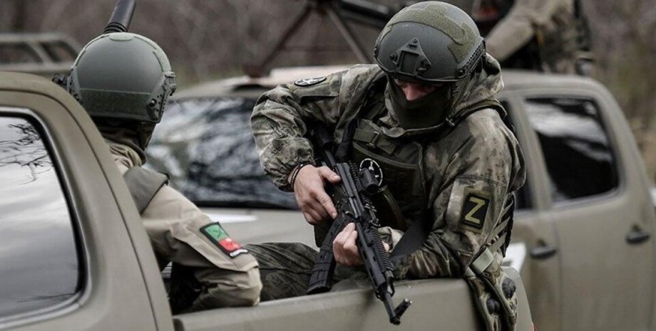 Двое российских военных в машине