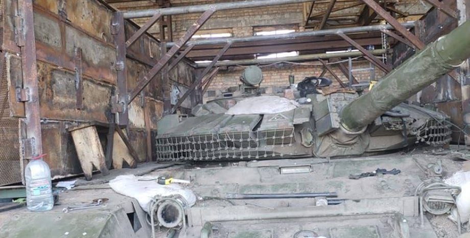 As a basis, the Russians were taken by the latest T-72B3 tank. After 