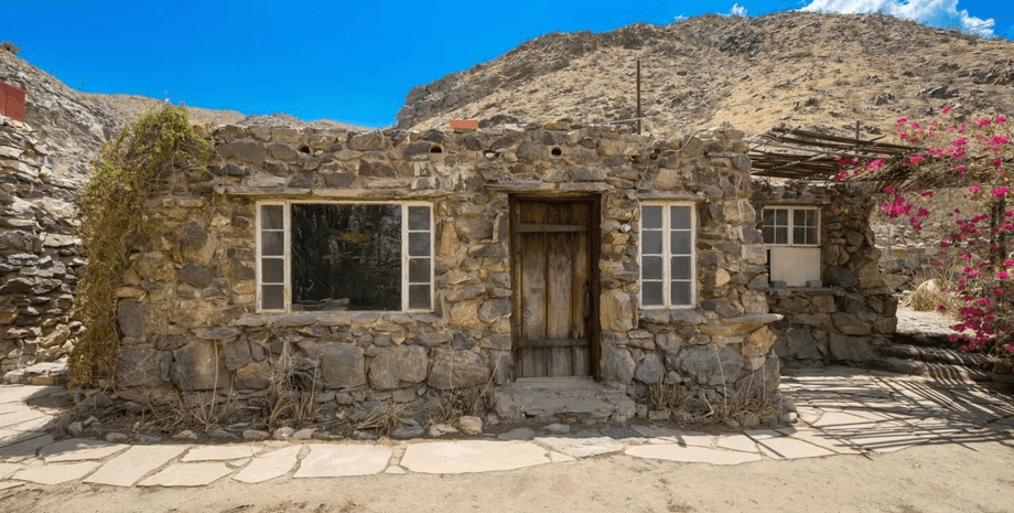 Фасад каменного дома Andreas Canyon Club, построенного из местного камня в Калифорнии