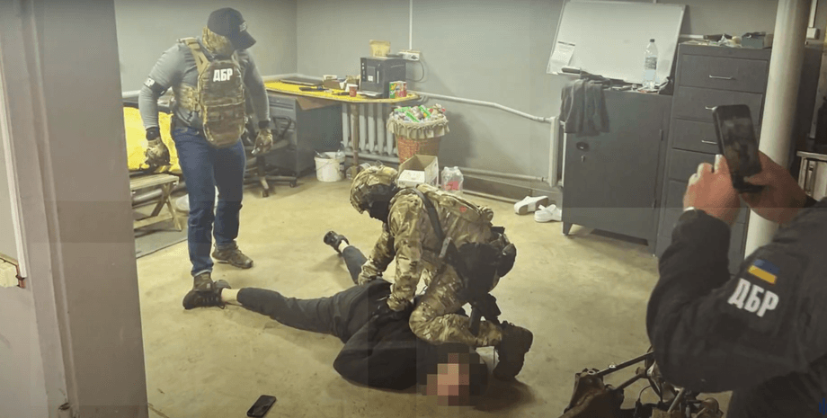 затримання дбр, син військкома, хабар, виїзд за кордон