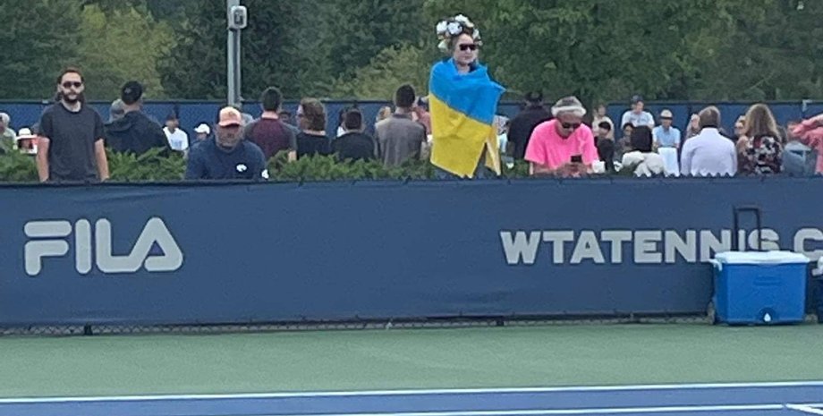 фанатка український прапор, матч цинциннаті український прапор, український прапор тенісний матч