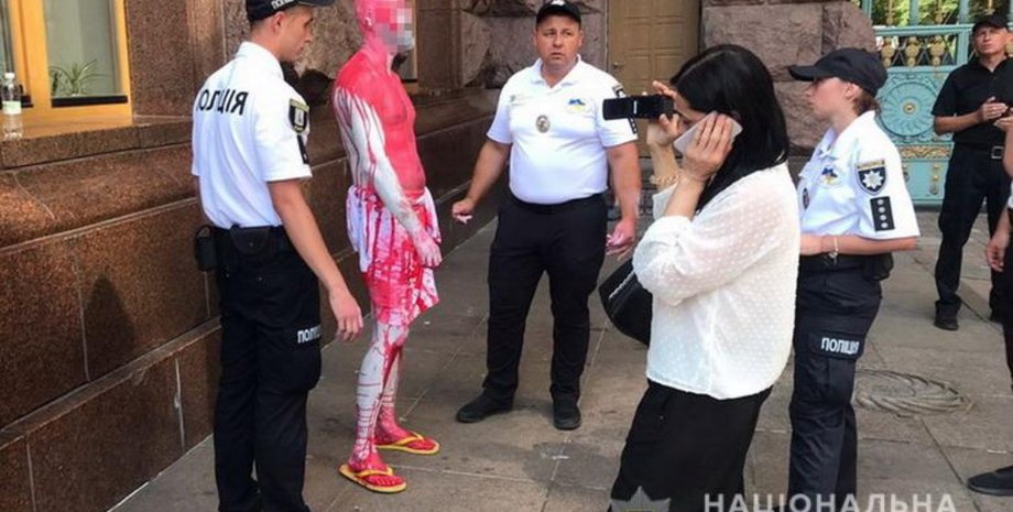 Мужчина возле здания КГГА облил себя и флагшток красной краской