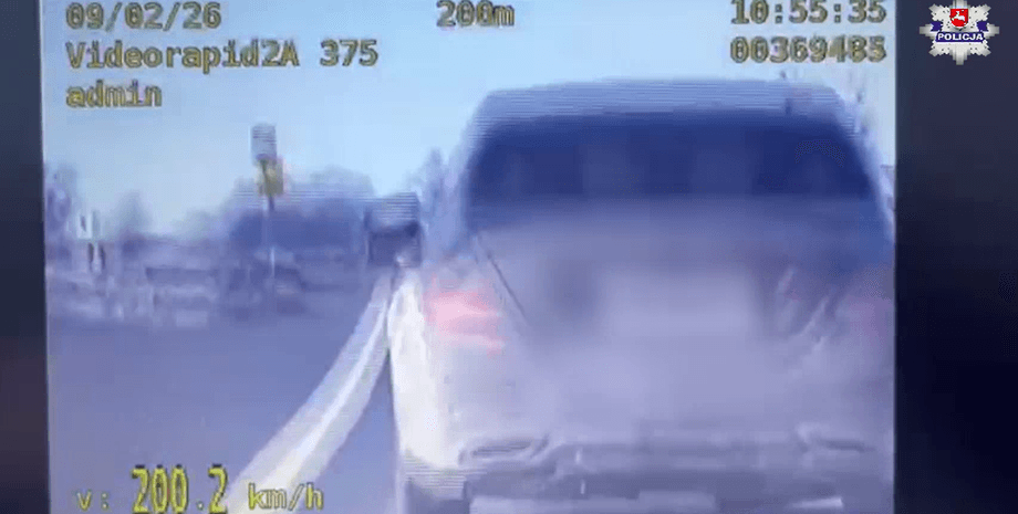 Автомобіль Мерседес на трасі в Польщі