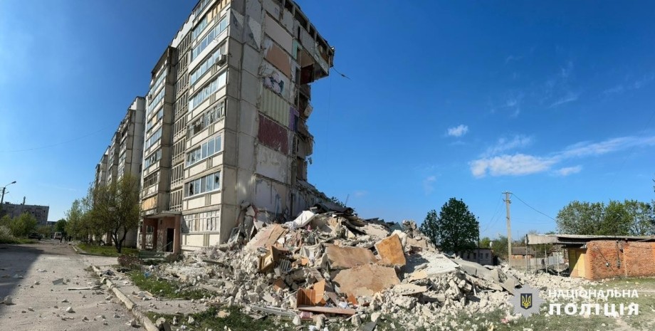 The Russian invaders hit the gap on an apartment building. The entrance collapse...
