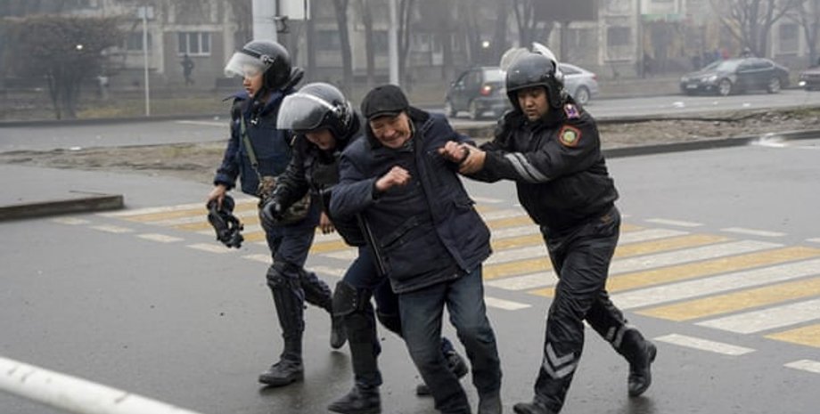 Полицейские, арест, участники протестов,