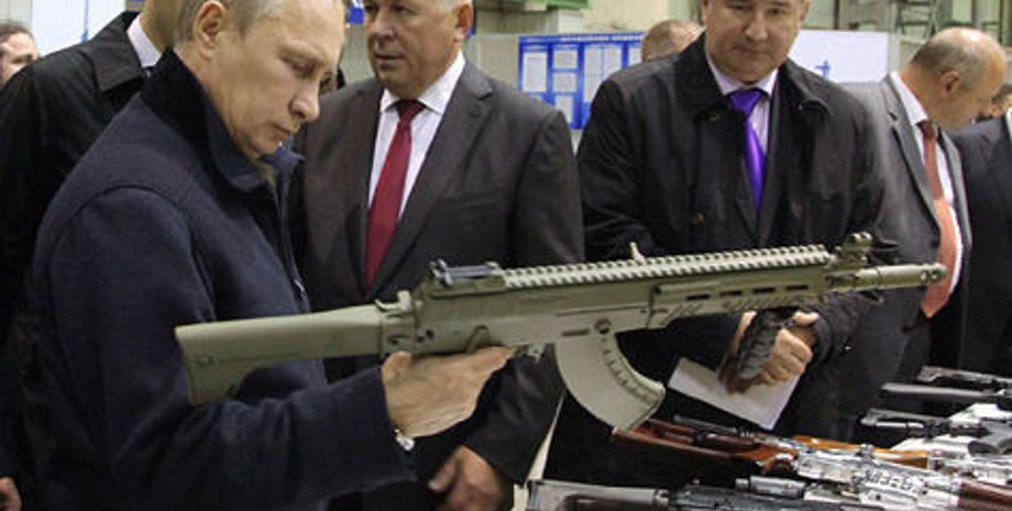 путин с оружием. путин с автоматом