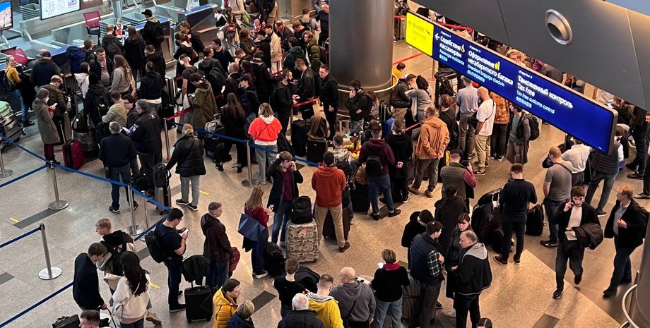 натовп, черга. аеропорт, туристи