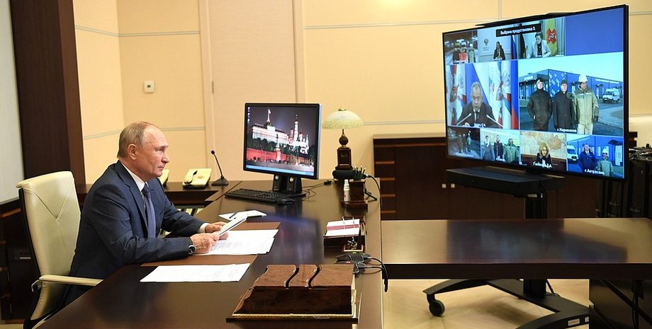 путин сидит за столом видеоконференция