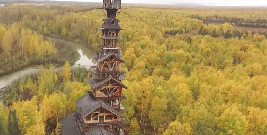 Мужчина бесконтрольно возводит новые этажи на крыше своего дома