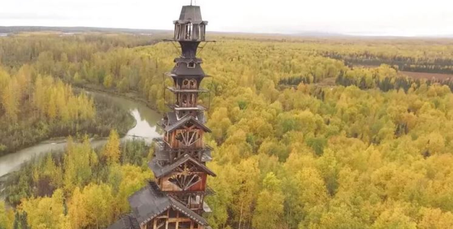 Чоловік безконтрольно зводить нові поверхи на даху свого будинку