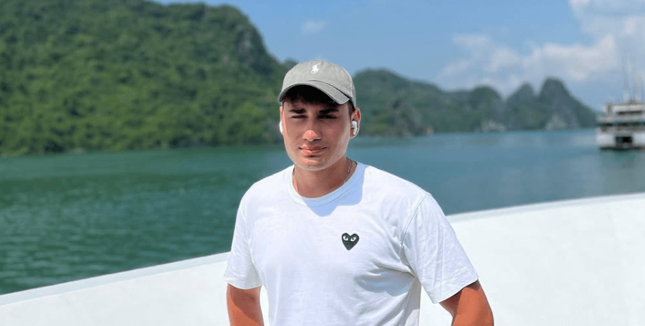 Турист один в отеле, отдаленный остров, проклятый остров, остров проклятых, легенды об острове, пустой отель, пустой курорт, нет людей, роскошный курорт