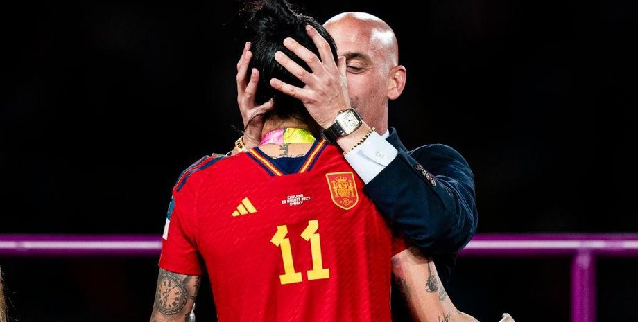 футбол, поцелуй, федерация футбола, поцеловал футболистку, приговор, суд, штраф