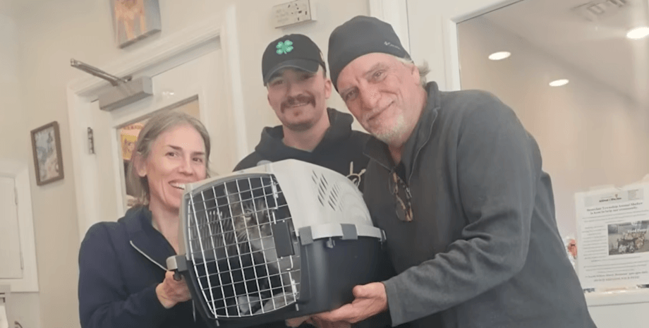Счастливая семья из Нью-Джерси держит переноску с найденной спустя 10 лет кошкой в приюте Монклера