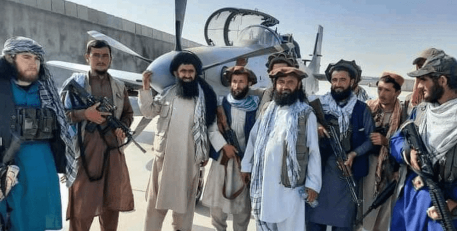Боевики Талибана с самолетом