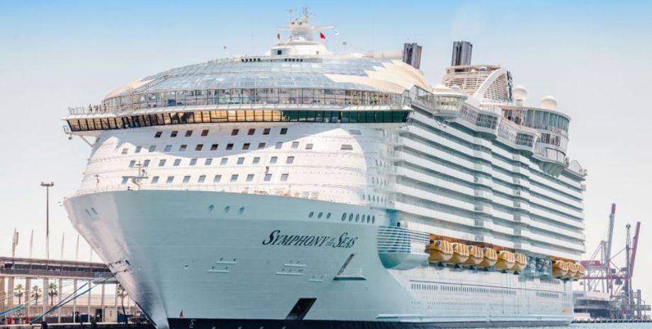 Пассажиров круизного лайнера Symphony of the Seas тайно снимали на видео в ванных комнатах