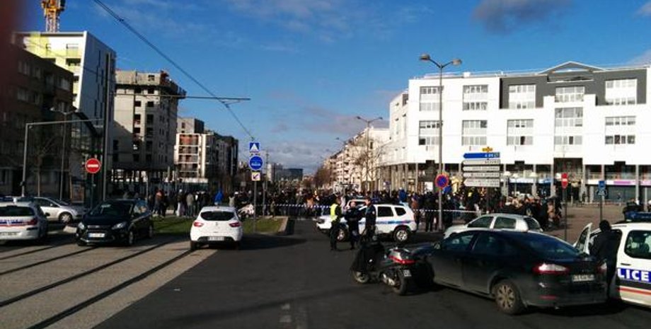 Возле захваченного почтового отделения в пригороде Парижа / Фото: twitter Dario Spaniolo