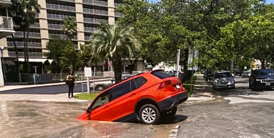 Volkswagen, Volkswagen Tiguan, Вирва, Яма, Дорога, Інцидент, Курйози, Відео, Фото, ДТП