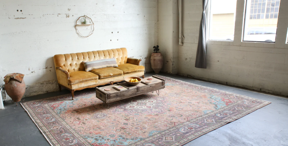 Ковер на полу, пол, старый ковер, гостиная Ковер на полу, пол, старый ковер, гостиная, купили новый дом, необычная находка под ковром, новое жилье, ремонт в доме