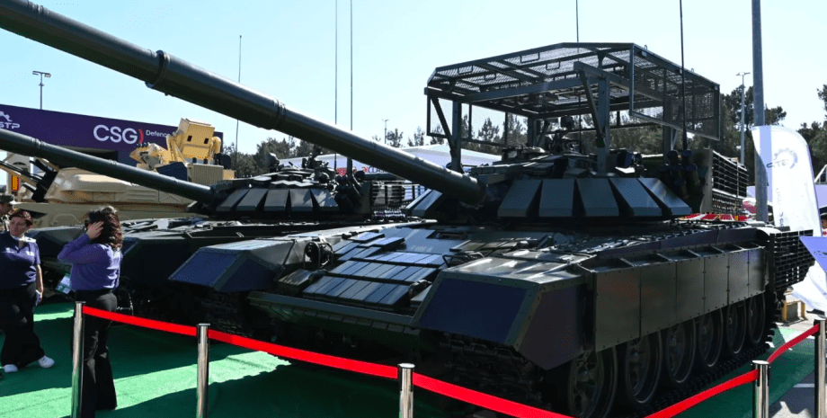 The tanks received additional KONTAKT-5 jet armor modules for the tower and side...