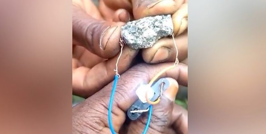 каміння та електрика