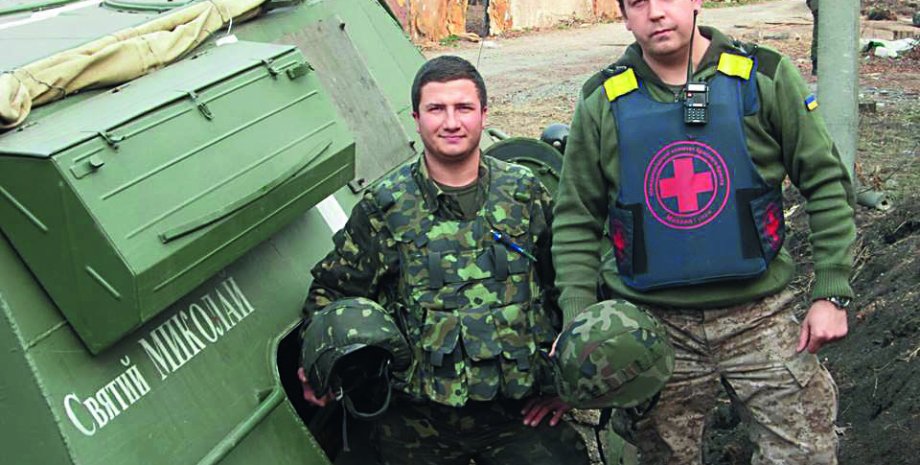 Волонтер Иван Звягин (справа) доставил медикаменты хирургу 95-й аэромобильной бригады с позывным Апостол (слева)