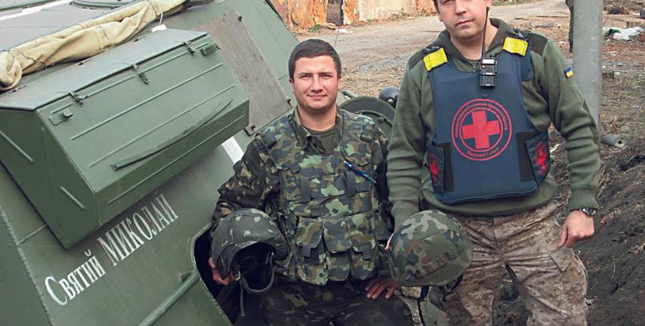 Волонтер Иван Звягин (справа) доставил медикаменты хирургу 95-й аэромобильной бригады с позывным Апостол (слева)