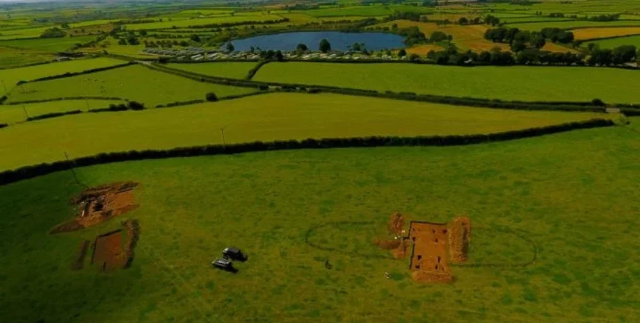 Британия, археологи, археология, раскопки, викинги, здание, открытие, зал викингов, монастырь, камень, артефакты