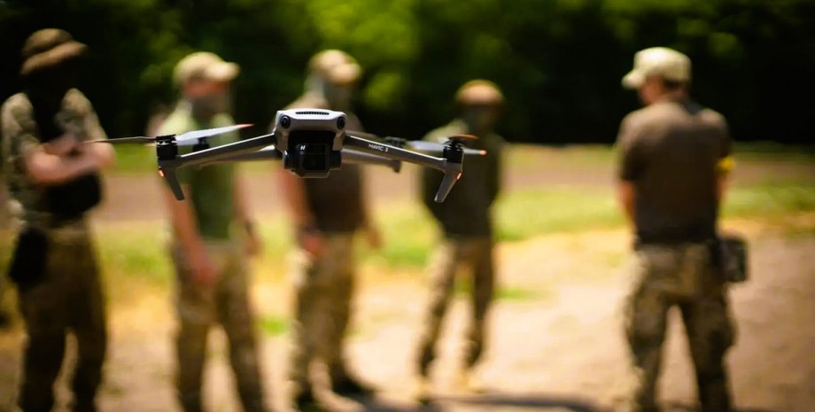 летящий дрон на фоне солдат дрон, беспилотник, Mavic, DJI