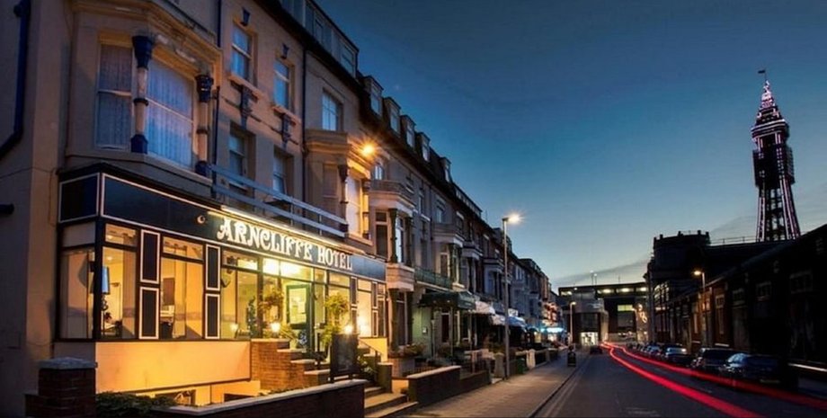 Фасад готелю Arncliffe у Блекпулі на тлі вечірнього неба з видом на вежу Blackpool Tower