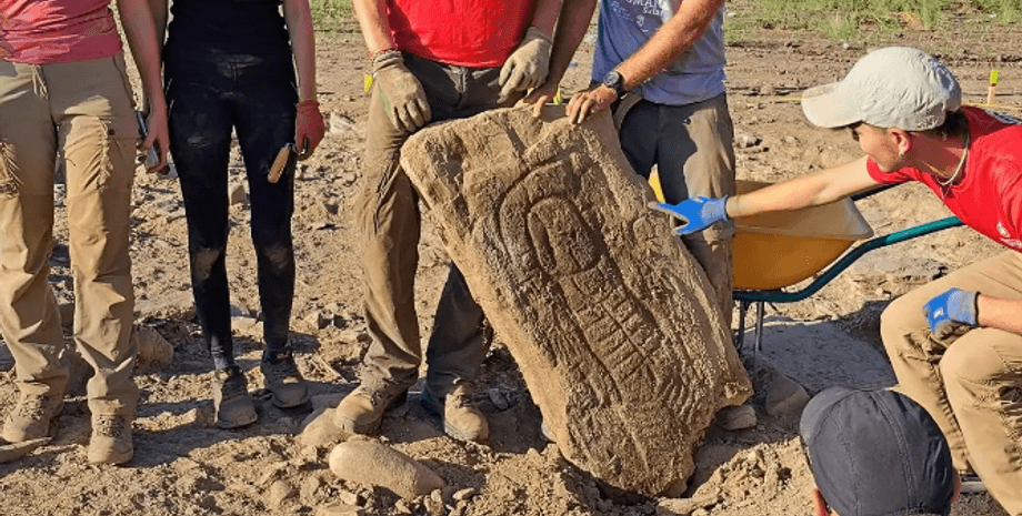 Открытие древней стелы, Комплекс Лас-Капелланиас, Иберийская археология, Погребальные ритуалы, Гендерные роли в античной культуре, история, Поздний бронзовый век, Ранний железный век, Археологические исследования, храм Эсны