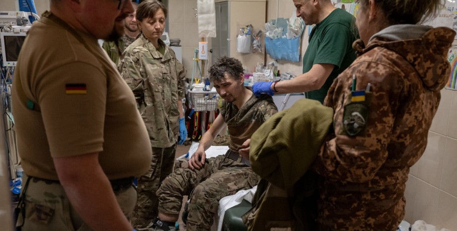 Раненый боец ВСУ в Авдеевке Раненый боец ВСУ в Авдеевке, медпомощь, правила оказания медпомощи, как оказывать медпомощь, медпомощь на передовой