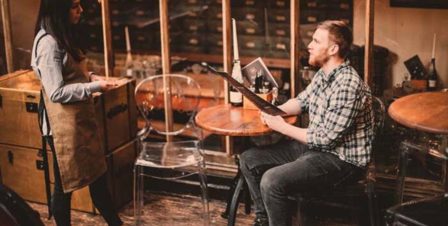 Официантка, кафе, ресторан, чек с кафе, чаевые, уволили с работы, деньги, доллары, память друга, огромные чаевые, обслуживание